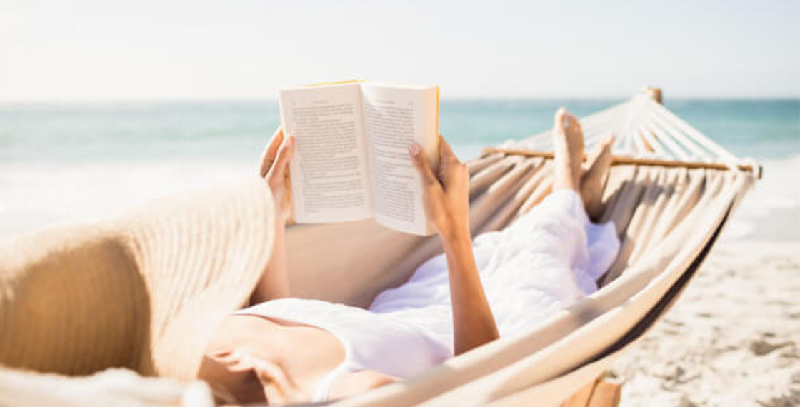 Mujer leyendo en la playa