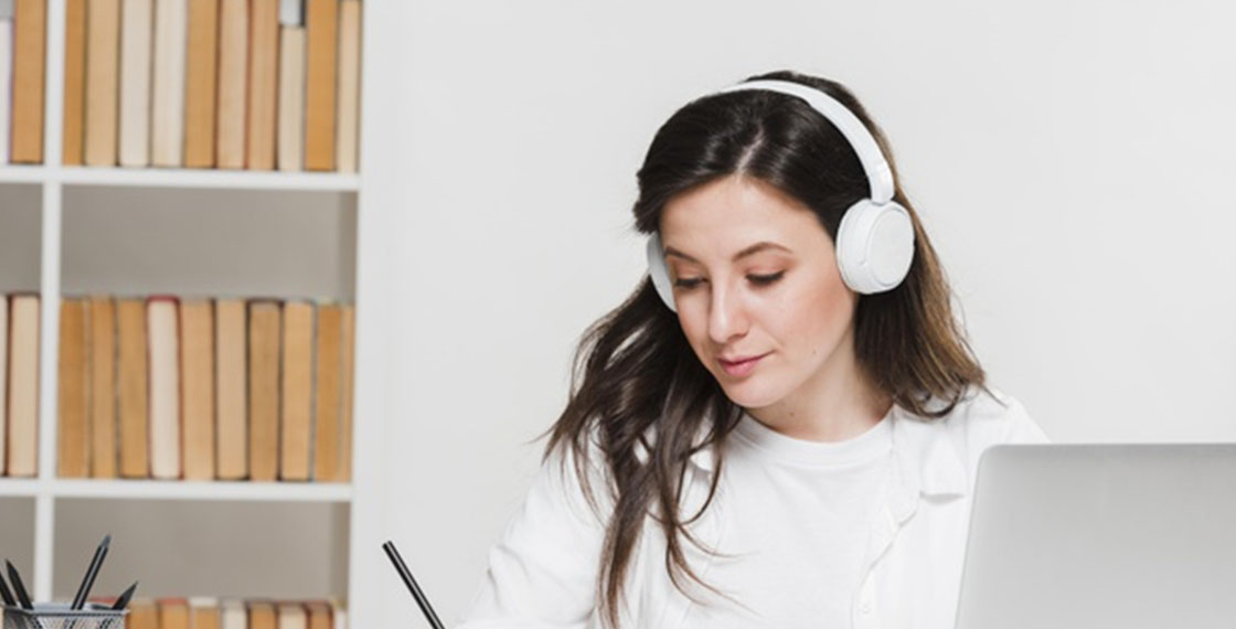 girl-working