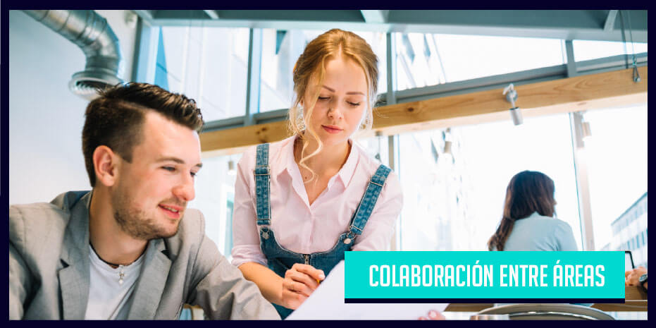 Dos compañeros hablando con el texto Colaboración entre áreas