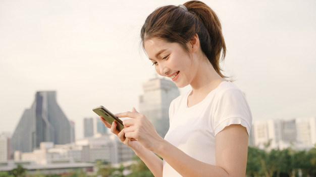 girl smartphone