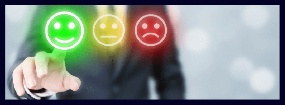 Persona pulsando unos botones de satisfacción cliente