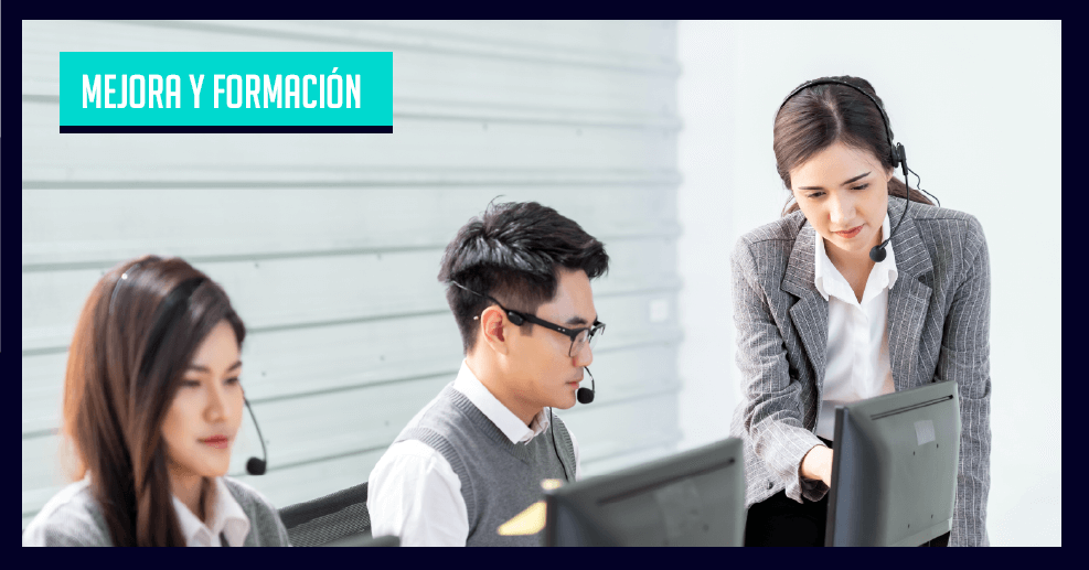 Imagen de una jefa con su equipo de teleoperadores y el texto Mejora y formación