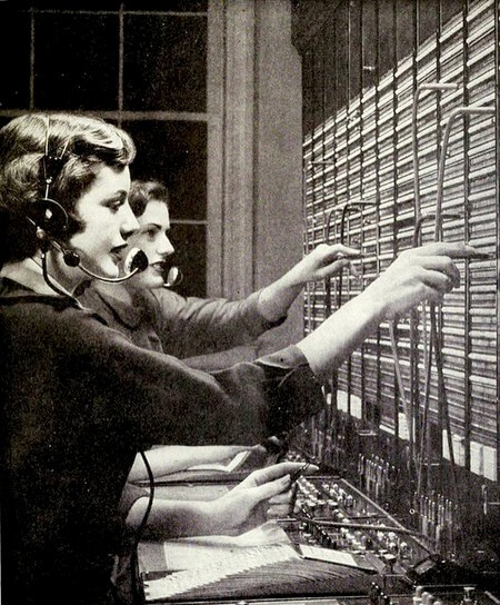 Foto antigua con operadoras telefónicas conectando cables