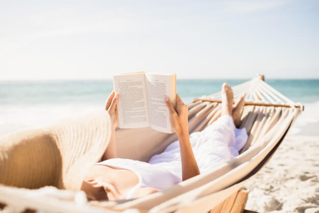 Mujer leyendo en la playa